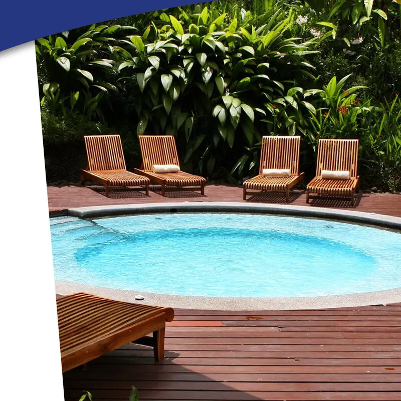 6. Kolam renang dengan taman mini 