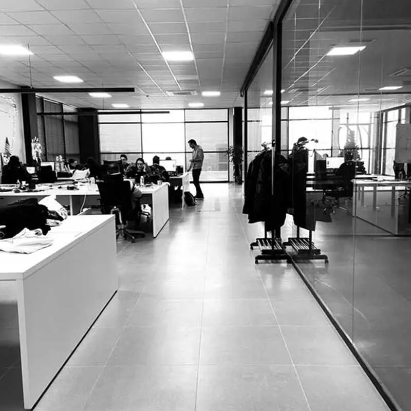 1. Tata Ruang Kantor Terbuka (Open Plan)