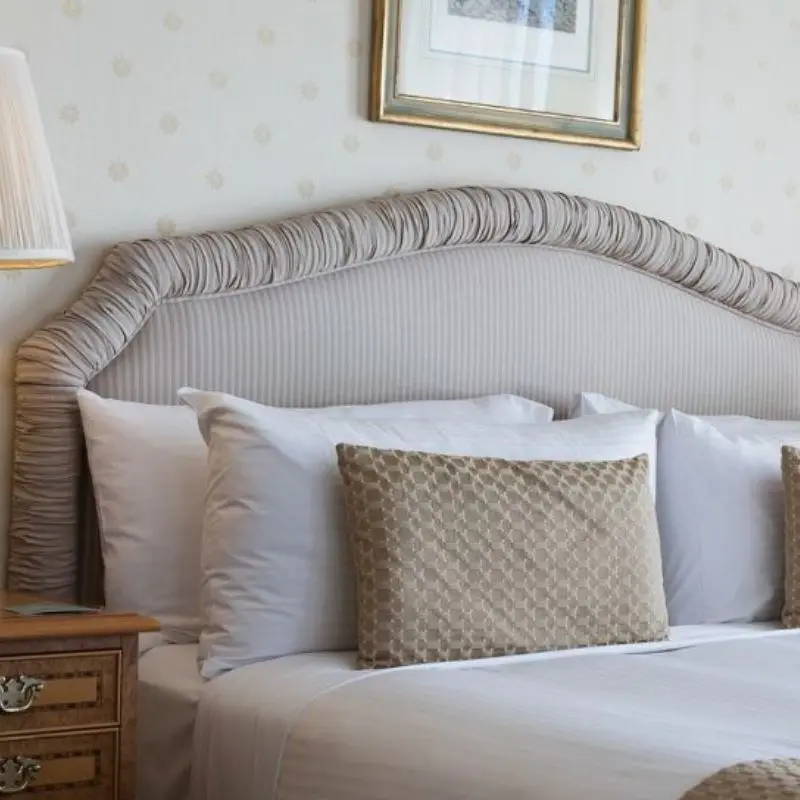  Tambahkan Bantal-Bantal yang Menarik