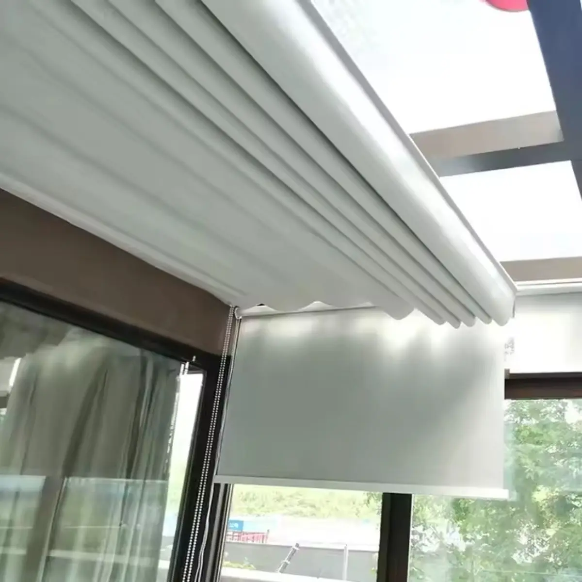 Keunggulan Skylight Blinds Onna untuk Rumah Tropis Modern