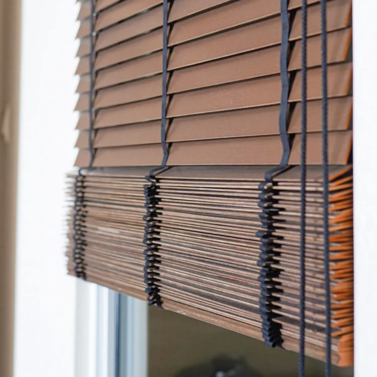Perbandingan Wooden Blinds dengan Tirai Lain