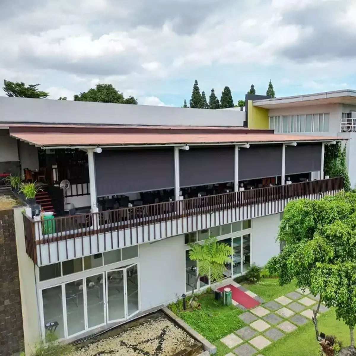 Perbandingan Ziptex Blinds dengan Tirai Outdoor Lain